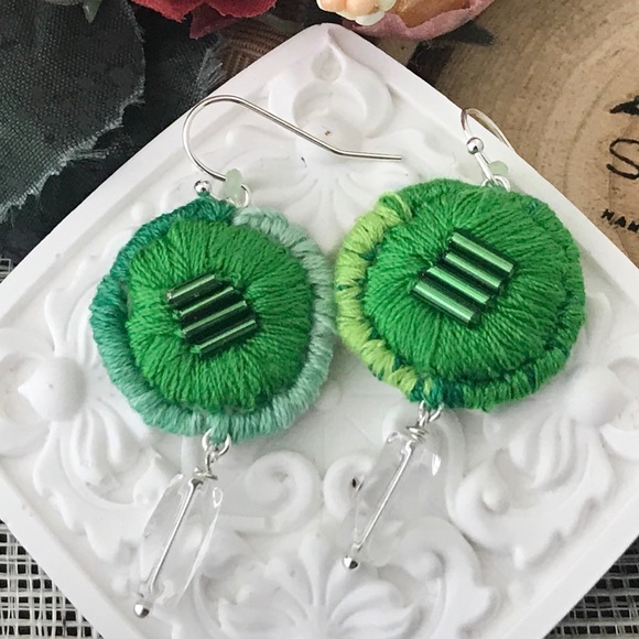 Organic looking handmade embroidery earrings - Picture 3 of 7